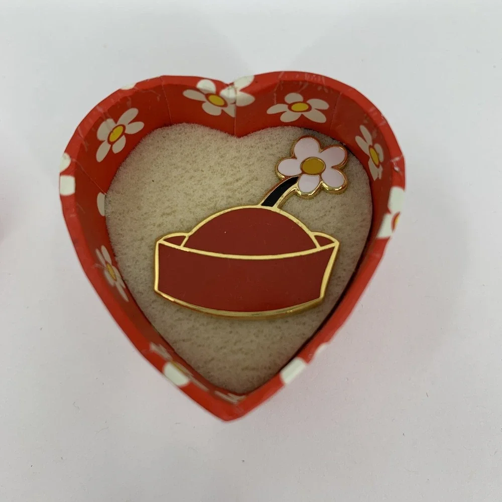 WDW Disney Pin 2003 Cast Exclusive Minnie Mouse Hat in Heart Shaped Hat Box